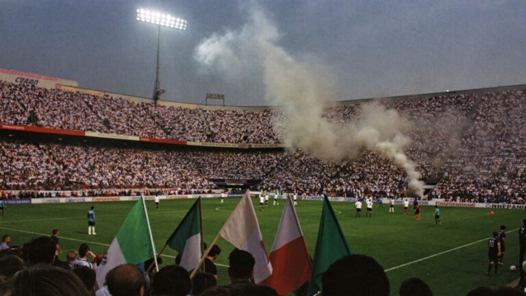Curva piena, bandiere e fumogeni in una notte di playoff di Serie B