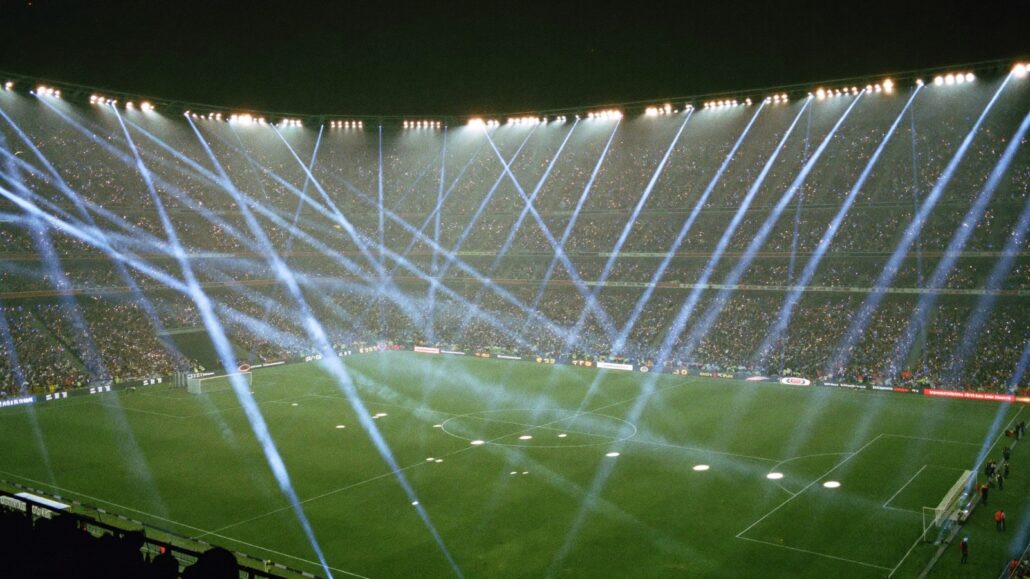 Show di luci pre-partita in un grande stadio europeo, notte di Champions