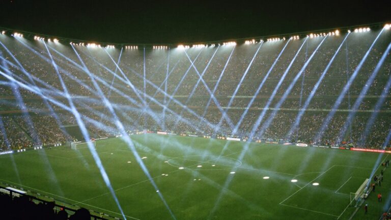 Show di luci pre-partita in un grande stadio europeo, notte di Champions