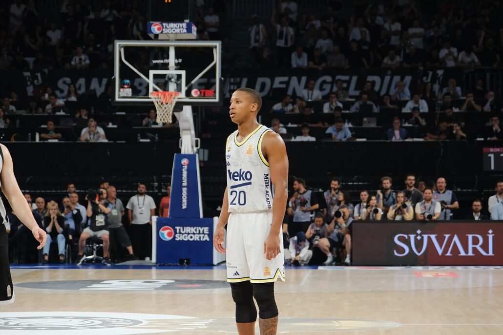 Devon Hall — Hall salva Milano sulla sirena, ma la difesa resta una questione aperta